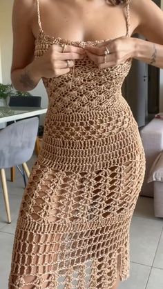 Aprenda a Fazer as Peças de Crochê Mais Lindas do Mundo – Inscreva-se no Curso! Yarn Tutorials, Skirt Pattern Free, Free Crochet Bag, Beginner Crochet Tutorial, Crochet Knit Stitches, Macrame Dress, Vintage Knitwear