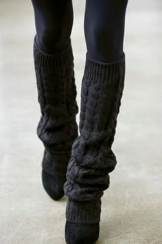 Dark brown/ black Leg warmers + heels. Socks And Leg Warmers, Black Leg Warmers, Keto Soup, Knitted Socks, Black Legs, 가을 패션, Looks Style, Leg Warmers