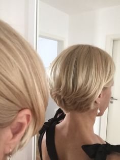 Blonde Short Bob, Short Bob Cut, Short Bob Cuts, Blond Balayage, Blonde Short, Hairstyle Tutorials, Short Blonde Haircuts, Balayage Blonde, Petite Clothing