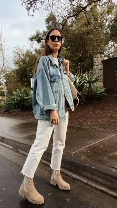 Daily Look 03.23.23 | Natalie Borton White Jeans Denim Jacket, Jean Jacket With White Jeans, 2023 Denim Jacket Outfit, Style With A Denim Jacket, Late Twenties Fashion Outfits, Fall Outfit With Denim Jacket, Autumn 23 Outfits, Street Jeans Outfit, Flats Jeans Outfit