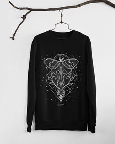 This very soft dark aesthetic sweatshirt with a Luna moth design is perfect for those who love gothic clothes with witchy vibes. The cozy and heavy fabric blend of cotton and polyester makes it ideal for colder months. The crew neckline and classic fit provide comfort and style, while the double-needle stitching ensures durability. The tear-away label eliminates itchiness, and the ethical production process adds to its appeal. ☾ Luna Moth design with with Moon, Luna moth and Stars hand-drawn by Alt Women, Snake Sweater, Celestial Witch, Witch Sweater, Moth Design, Cottagecore Sweater, Aesthetic Sweatshirt, Moon Luna, Witch Sweatshirt