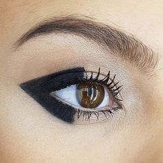 Un trait d'eye liner géométrique par MAC Cosmetics Grafik Eyeliner, Eyeliner Tips, Party Make-up, Runway Makeup, Make Up Looks, Holiday Makeup, Eyeliner Tutorial