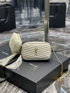 Description S.L Lou Mini Bag White In Quilted Grain De Poudre With Gold Hardware For Women 7.4in/19cm YSl 6125791GF019207 Rep 1:1 Size: 19 x 10.5 x 5 cm / 7.4 X 4.3 X 1.9 inches White Zip closure Three card slots Small compartment Gold-toned metal hardware Includes box, dust bag. This product is of the best quality. Lv Bags, Yves Saint Laurent Bags, Saint Laurent Bag, White Bag, Gold Tone Metal, Ysl Bag, Gold Hardware, Mini Bag, Luxury Bags