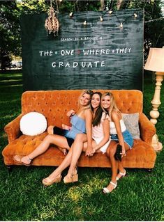 The One Where They Graduate, Photo Booth Backdrop Graduation, Diy Graduation Decorations Party, Party Photo Booth Backdrop, Outdoor Graduation, Senior Graduation Party, Graduation Party High, Graduation Party Diy