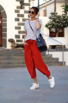 Red Paper Bag, Summer Fashion Street Style, Paper Bag Trousers, How To Wear Culottes, Red Trousers, Trouser Outfit, Fashion Street Style