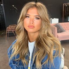 Face Frame For Round Face, Honey Blonde Hair Curtain Bangs, Matilda Djerf Hair Color, Mathilda Djerf Hair, Fake Curtain Bangs, Tan Blonde Hair, Blonde 2023, Center Part Hairstyles, Blond Hairstyle