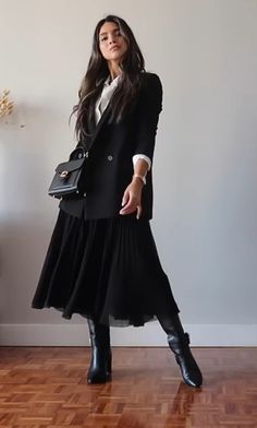 Pencil Black Skirt Outfit, Creative Formal Attire, Black Plisse Skirt Outfit, Long Black Dress Outfit Winter, Midi Skirt Work Outfit, Long Black Skirt Outfit Winter, Best Fall Outfits, Looks Pinterest, Mode Kimono