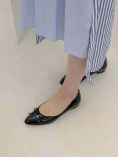 CHERTOI SEOUL is a contemporary designer shoe brand based in Seoul in 2019.- More sophisticated and lovely feel to existing ballerina shoes- It was developed by adding bulging volume to the front toe- The midsole has a built-in double cushion - A soft cushion in the arch area to comfortably support the sole of the foot*Price may vary by the options Ribbon Flats, Designer Shoe, The Arch, Ballerina Shoes, Ballet Flats, Seoul, Black Shoes, Shoes Flats, Arch