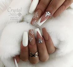 Gold White Christmas Nails, Nail Designs 2023 Winter, Funky Winter Nails, 2023 Winter Nails, White Christmas Nails, 2023 Nail, Nude Nail Designs