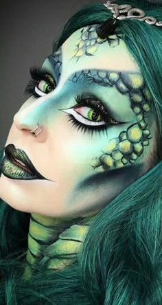 Maquillage reptile Dragon Face Makeup Halloween, Dragon Sfx Makeup, Halloween Dragon Makeup, Medusa Face Paint, Reptile Face Paint, Dragon Face Makeup, Alligator Makeup, Snake Makeup Look, Reptile Makeup