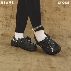 阿美咔嘰的經典外套變成鞋？BEAMS x Crocs 全新聯名鞋很有獨特感 Wearing Jacket, Basic Aesthetic, Shoes Crocs, Crocs Shoes, Flip Flop Sandals, Beams, Flip Flops, Shoes Sandals