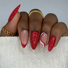 Discover easy and festive simple Christmas nail designs perfect for beginners, with tips for short nails and holiday parties. Nails Champagne, Nails Cream, Nails Charms, Nails Coral, Red And White Nails, Nails Colorful, Nails Chrome, Gold Prom, Nails Silver