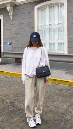 Discover top sweatpants outfits on Pinterest! Explore over 20 trendy styles that blend comfort with cool in our latest blog post. New Balance 530 Outfit, Comfy Outfits Winter, 일본 패션, Comfy Winter, Winter Fashion Outfits Casual, Mia 3, Mode Inspo, Casual Winter Outfits