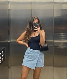 #ootd #ootdfashion #skirtoutfits #skirtstyle #nightoutwomensfashion #outfits #outfitideas Casual Girly Outfits Summer, Outfit With Black Top, Skorts Skirts Outfit, Casual Girly Outfits, Jean Skirt Outfit, Europe Outfits Summer, Jean Skirt Outfits, La Outfits