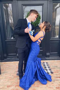 Dark Blue Prom Dress Couple, Royal Blue Prom Aesthetic, Royal Blue Prom Dress With Date, Prom Dip Pose, Royal Blue Prom Couple Outfit, Black And Blue Prom Couple, Dark Blue Prom Couple, Navy Blue Suit Prom, Royal Blue Hoco Couple