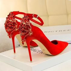 Luxo de luxo de luxo de casca de cristal bom bombas de saltos altos sapatos tornozelo woman woman diamante fadies fadies bidal wedding shoe banquete        Os compradores mostram                                 Tamanho      34      35      36      37      38      39              Tamanho dos EUA      4.5      5      6      7      8      9              Comprimento dos pés (cm)      22.0      22.5      23.0      23.5      24.0      24.5              Pés de largura (cm)      7.5      7.7      7.9      8.1      8.3      8.5              36 jardas como medida padrão, erro 0,5 mm               OBSERVAÇÃO:    1. Por favor, peça o tamanho dos sapatos De acordo com o comprimento dos seus pés. Você pode entrar em contato conosco diretamente, se tiver uma pergunta de tamanho. Por exemplo: Pls ordenar Sepatu Pump, Diamond High Heels, Rhinestone Wedding Shoes, Hak Tinggi, High Heels Classy, Rhinestone Pumps, Wedding Shoes Heels, Ankle Strap Shoes