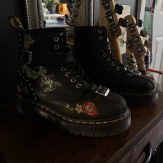 Broken In, No Scuffs, Laces On One Shoe Are Missing It’s Plastic Piece, One Tongue Doesn’t Stay In Place (Common For Doc Martens To Do), Soles In Great Condition. Painted Doc Martens, Dr Martens Aesthetic, Doc Martens Aesthetic, Doc Marten Boot, Funky Clothes, Emo Clothes, Doc Martin, Goth Boots, Prom Outfit