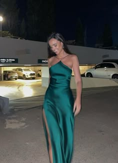 Outfit Casamiento, Dark Green Long Dress, Classy Prom, Looks Party, Prom Dress Inspiration, Grad Dresses, Party Gowns, Long Prom Dress, Gala Dresses