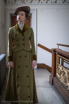 1910 London Fashion, 1914 Womens Fashion, Edwardian Travel Dress, 1890 Russian Fashion, 19th Century London Fashion, Vintage 1900s Dresses, Edwardian Womens Suit, 1910 Hats Women, 20th Century Fashion Women