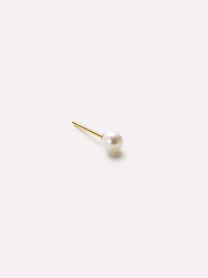 Set a new trend with our pearl stud earring made with 100% recycled solid gold. Add an asymmetrical touch to your earring game with this single beauty. Gold Twist Ring, Earring Stack, Unique Earring, Single Pearl, Twist Ring, New Trend, Pearl Stud Earrings, Letter Necklace, Pearl Studs