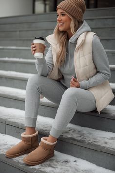 Winter outfit with gray joggers, matching hoodie, and tan UGG boots. Joggers With Uggs Outfit, Spring Colorado Outfits, Cozy Sweats Outfits, Joggers And Uggs Outfit, Midsize Nashville Outfits, Nike Waffle Debut Outfit, Comfy Cute Winter Outfits, Cozy Hoodie Outfit, Winter Brunch Outfit Casual