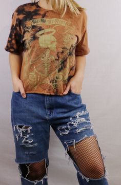 Distressed Clothes, Edgy Grunge Style, Street Style Festival, Tapout Shirt, Distressed Shirts, Distressed Outfit, Fashion Cowboy Boots, Street Wear Outfits