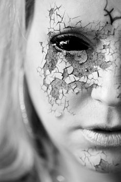 Disintegrating face Doll Makeup Halloween, Smink Inspiration, Special Effects Makeup, Doll Makeup, Fx Makeup, Halloween Costumes Makeup, Conceptual Photography, Broken Glass