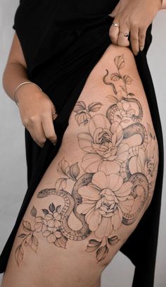 Thigh Tattoo Ideas, Female Tattoo Ideas, Thigh Piece Tattoos, Flower Leg Tattoos, Flower Hip Tattoos, Side Hip Tattoos, Side Thigh Tattoos