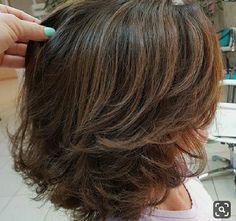 Brown Layered Hair, Layered Thick Hair, Thick Hair Cuts, Thick Wavy Hair, Medium Layered Haircuts, Medium Length Hair With Layers, Haircuts For Medium Hair, Penteado Cabelo Curto, Haircut For Thick Hair