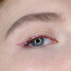 Pink Glitter Eyeliner, Glitter Eyeliner Looks, Sparkly Eyeliner, Sparkle Eyeliner, Eye Makeup Pink, Eyeshadow For Green Eyes, Pink Eyeliner, Winged Eyeliner Tutorial, Glitter Liner