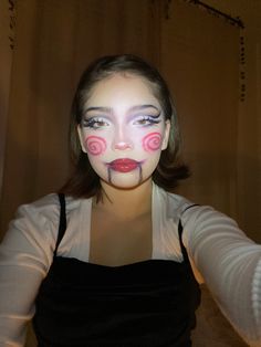 Jigsaw Costume Makeup, Halloween Make Up Ideas Easy Cute, Easy Doll Makeup Halloween, Fun Makeup Ideas Halloween, Halloween Costumes Face Makeup, Makeup Looks Halloween Easy, Doll Makeup Looks Halloween, Jigsaw Makeup Woman, Quick And Easy Halloween Makeup Looks