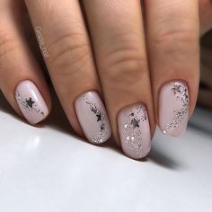 Hair For Brunettes Winter, Kbeauty Korean Nails, Lapland Nails, Elegant Nail Art Designs Classy, Elegant Christmas Nails Classy Sparkle, Subtle Sparkle Nails, Rose Gold Christmas Nails, Happy New Year Nails Designs, Simple Winter Nails Short