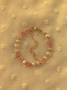 Small Flower Beaded Bracelets, Pearl And Bead Bracelet, Gold And Pink Bracelet, Light Pink Bracelet, How To Bead A Flower, Beaded Bracelets Pearl, Pink And Gold Bracelet, Aesthetic Pearl Bracelet