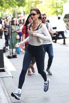 Celebrities Wearing Lululemon, Post Workout Outfit, Hailey Baldwin Style Summer, Hailey Baldwin Style 2023, Cute Pilates Outfit, Yoga Instructor Outfit, Fabletics Outfits, 2023 Hailey Bieber, Movie Bloopers