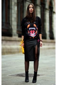 Rocking the Black Givenchy Rottweiler Sweater Givenchy Sweater, Black Leather Skirts, Skyfall, Edgy Outfits, Looks Style, Mode Inspiration, Outfits Casuales, Chic Outfits