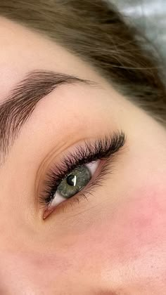 #cilios #ciliosfioafio #ciliosdediva Witty Sayings, Perfect Eyelashes, Fox Eyes, Pretty Lashes, Play On Words, Mascara Tips, Vibrant Eyes, Eye Makeup Designs, Pinterest Hair