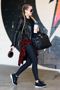 Khloe Kardashian Robert Kardashian, Kardashian Outfit, Pastel Outfit, Leather Jacket Outfits, Kardashian Style, Looks Black