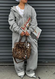 Fashion Killa Aesthetic, Grey Purse Outfit, Leopard Fashion, Fall Fits, Mood Board Fashion, Streetwear Fashion Women, Streetwear Outfits, Streetwear Outfit