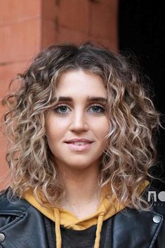 Shag Without Bangs Curly, Naturally Curly Lob Haircut, Curly Hair Lob Haircut, Curly Lob Haircut Naturally, Naturally Wavy Lob, Fine Curly Hairstyles, Curly Hair Cuts For Round Faces, Blonde Balayage Curly Hair Natural, Curly Hair With Face Framing Layers