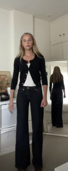 Perfessional Outfits Cute, Narrow Hips Aesthetic, Tight Top Loose Pants Outfit, Timeless Outfits For Women Classy, Office Pants Outfit, 90s Work Outfit, College Professor Outfits Women, Casual Job Interview Outfit, All Black Outfits