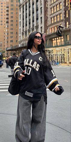 Tomboy Celebrity Style, Baddie Outfits Autumn, Fall 2023 Outfits Streetwear, Streetwear Chic Women, La Inspired Outfits, Baggy Baddie Outfits, Y2k Streetwear Winter Outfits, Fall Streetwear Outfits 2023, Baggy Y2k Outfits Girl