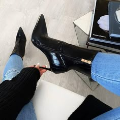 Looks Adidas, Female Shoes, Shoes Heels Classy, Zipper Heels, Heels Classy, Women's Ankle Boots, Pointed Toe Boots, Shoes Woman, Pretty Shoes