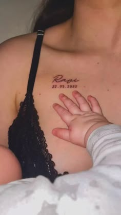 Tatuagem para filho Tatto Names Idea, Mini Chest Tattoo, Collar Bone Name Tattoo, Name Tattoos For Women Chest, First Baby Tattoo Ideas Mom, Mom Of 2 Tattoo Ideas, Baby Tattoo For Dads, Tattoo Nome