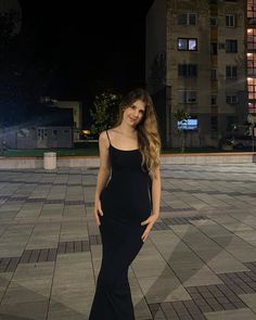 Poses In Black Bodycon Dress, Black Bodycon Dress Poses, Posing In A Dress Photo Ideas, Poses For Pictures Instagram Long Dress, Photo Poses Elegant, Poses In Long Bodycon Dresses, Posing With A Dress, Bodycon Poses Instagram, Instagram Dress Picture Ideas