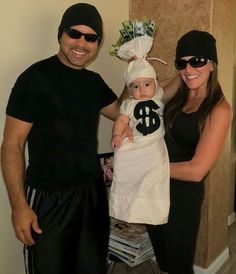 Money Halloween Costume, Robber Costume, Bag Of Money, Family Themed Halloween Costumes, Themed Halloween Costumes, Baby Halloween Outfits, 1st Halloween, Halloween Costume Idea