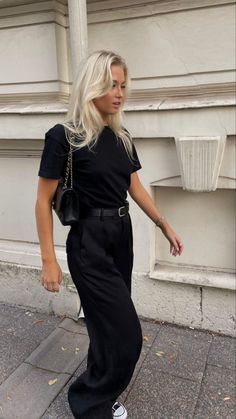 Chic Band Tee Outfit, All Black Outfit Buisness Casual Summer, Feathered Shoes Outfit, Business Casual Outfits New York, Casual Parisian Outfits Springtime, Edgy New York Style, Oversized Black Trousers Outfit, Style Black Trousers Casual, Black Linen Pants Fall