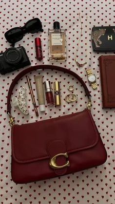 Inside My Bag, Mode Turban, Purse Essentials, Handbag Essentials, Girly Bags, Red Purses, Fancy Bags, Bags Aesthetic, Pretty Bags