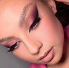 Green Dress Makeup, Pink Eyeshadow Looks, Pink Eyeshadow Look, Long Shiny Hair, Makeup Bag Essentials, Pink Eye Makeup, Makeup Lovers, Fresh Makeup, Swag Makeup