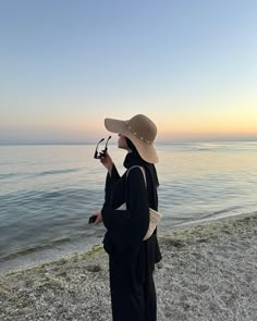 Picture In Beach Photo Ideas, Summer Outfits On Vacation, Beach Pictures Hijab, Outfit Beach Hijab, Summer Beach Fits, Beach Hijab Outfit Ideas, Hijabi Beach Outfit, Beach Outfit Hijab