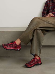 Salomon's 'XT-6' sneakers debuted in 2013 and while its colors and fabrics have been updated, its... Styling Colorful Sneakers, Red Salomon Shoes, Shoes Inspo Women, Chunky New Balance Sneakers, Sneakers 2025 Trend, Salomon Outfit Woman, Styling Salomon, Salomon Sneakers Outfit, Salomons Shoes